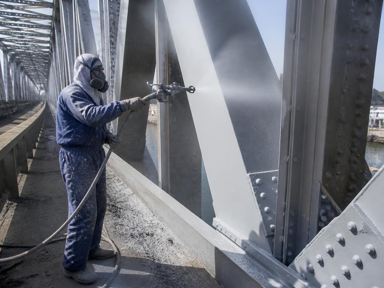Machine / airless spray painting
